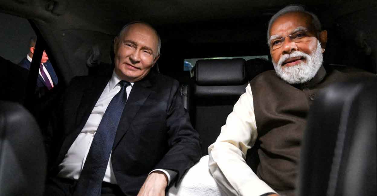 Russian President Vladimir Putin and Indian Prime Minister Narendra Modi sit in a car during a welcoming ceremony at the Palam Air Base in New Delhi, India December 4, 2025. Photo: Sputnik/Grigory Sysoev/Pool via REUTERS