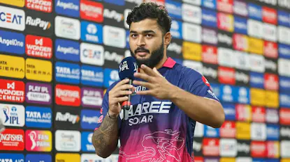 ഡ്രസ്സിങ് റൂമിൽ ഇ-സിഗരറ്റ് വലിച്ചതിൽ റിയാൻ പരാഗിന് പിഴ, ഡിമെറിറ്റ് പോയിന്റ്;കൂടുതൽ കർശന നടപടിക്കൊരുങ്ങി BCCI BCCI Riyan Parag fined given demerit | | ACTPnews