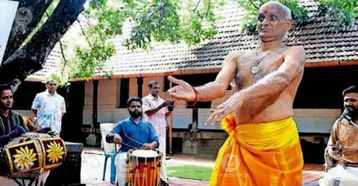 Kathakali artiste Kalamandalam Balasubrahmanyan performs a segment from Kalakeyavadham during the ‘Nilayude Nattuvazhikal’ programme at  Koodallur Mana in Vavannur. Photo: Special arrangement