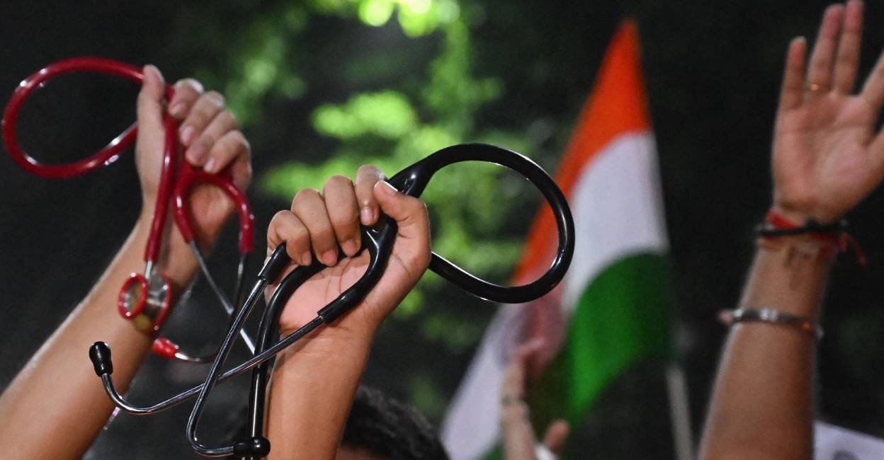 Medical college doctors denied ₹410 crore dues despite LDF’s ₹6,000 cr treasury surplus claim: KGMCTA