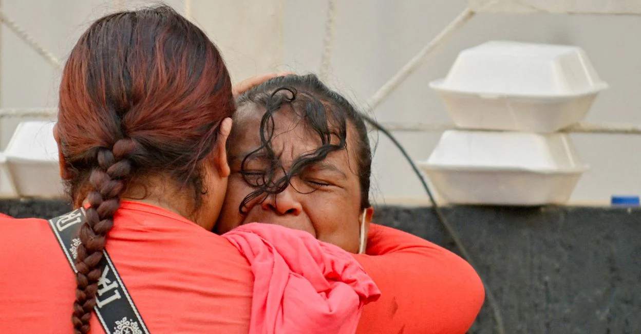 People embrace, as rescue operations continue after earthquakes hit the country in La Guaira, Venezuela. Photo: Reuters.