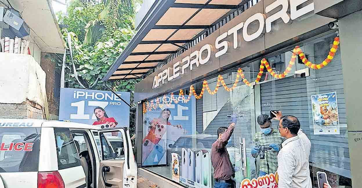 Nadapuram iPhone theft | Kerala Apple store burglary | ₹75 lakh iPhone heist Kozhikode