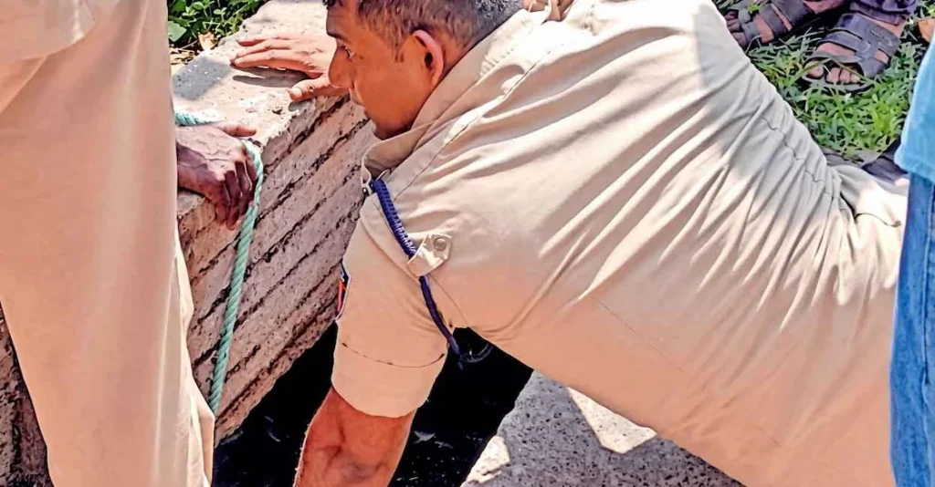 Toddler drops smartphone into drain in Kollam, firefighters retrieve it | Kerala Stories | ACTPnews